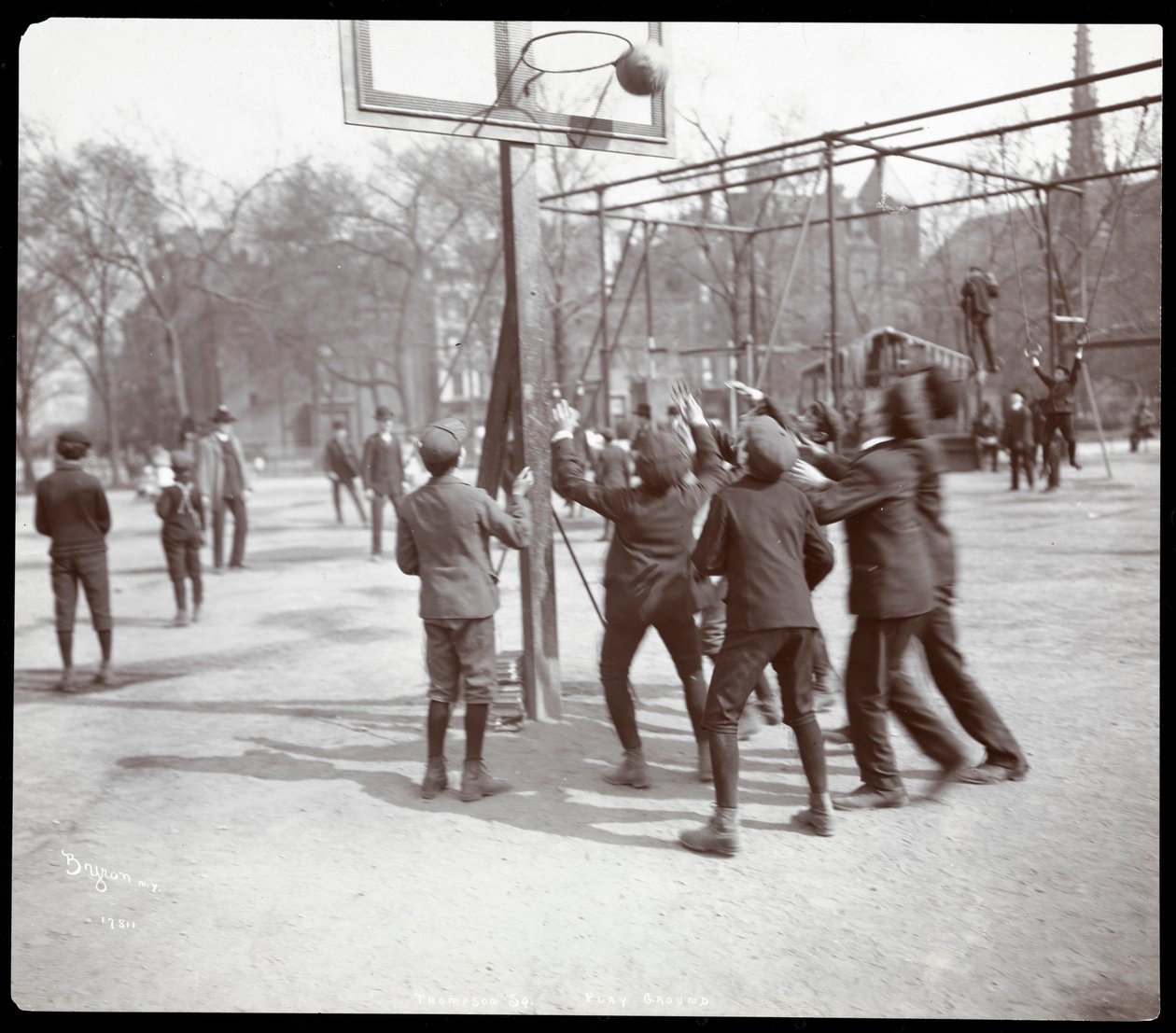 Näkymä pojista, jotka pelaavat koripalloa kentällä Tompkins Square Parkissa Arbor Dayna, New Yorkissa, 1904 (hopeagelatiiniprintti) tekijältä Byron Company