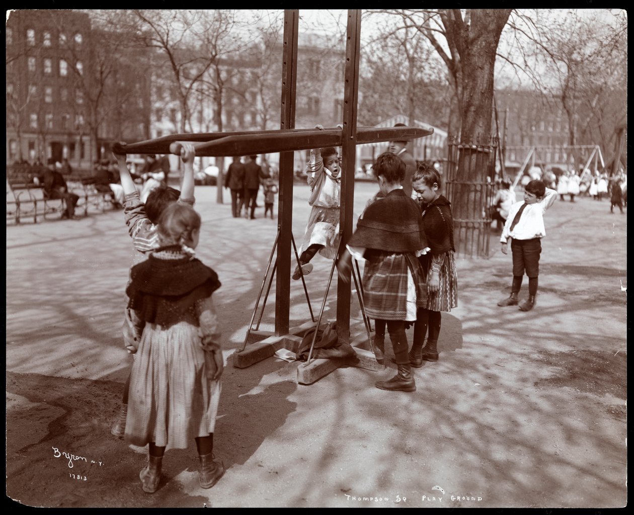Näkymä lapsista, jotka leikkivät leikkipaikkavälineillä Tompkins Square Parkissa, Arbor Dayna, New Yorkissa, 1904 (hopeagelatiiniprintti) tekijältä Byron Company