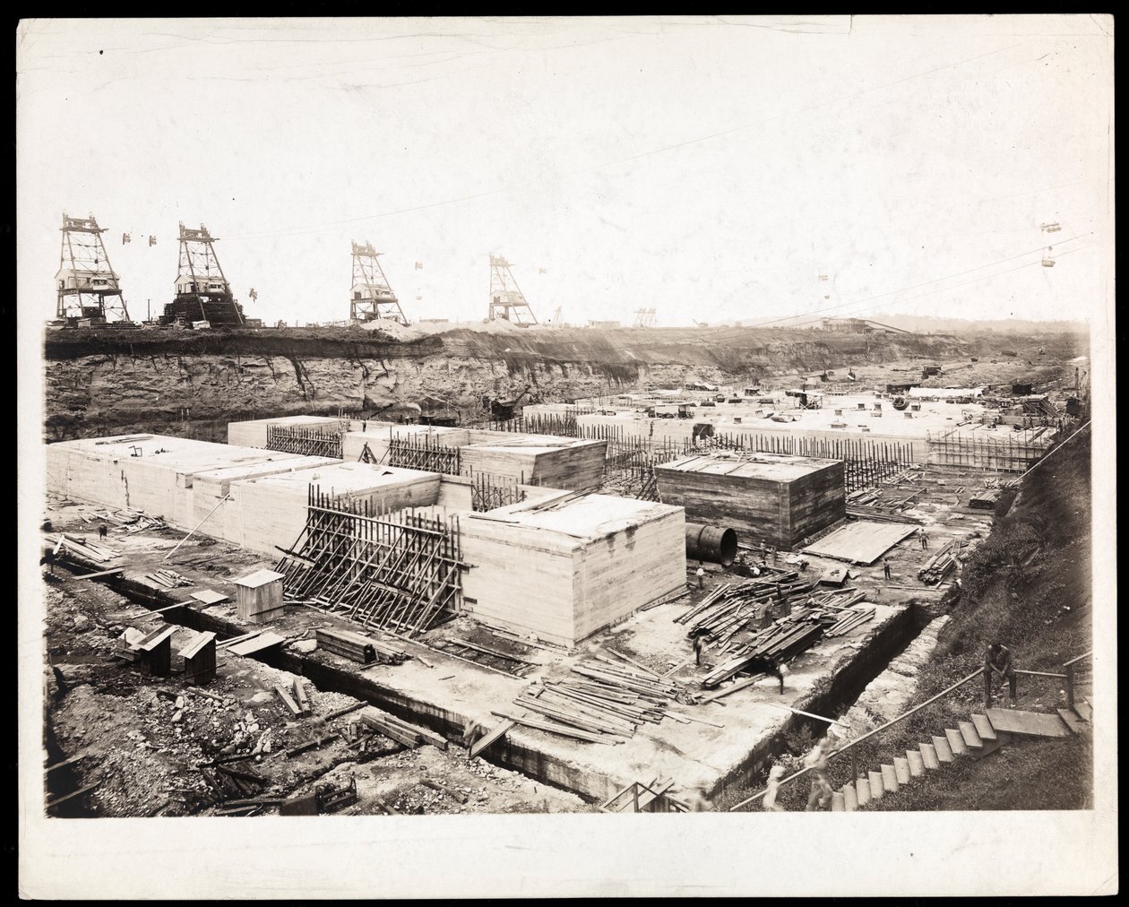 Näkymä Panaman kanavan rakentamisesta, betonimuodot ja kaivaus näkyvissä, 1912 tai 1913 (hopeagelatiiniprintti) tekijältä Byron Company