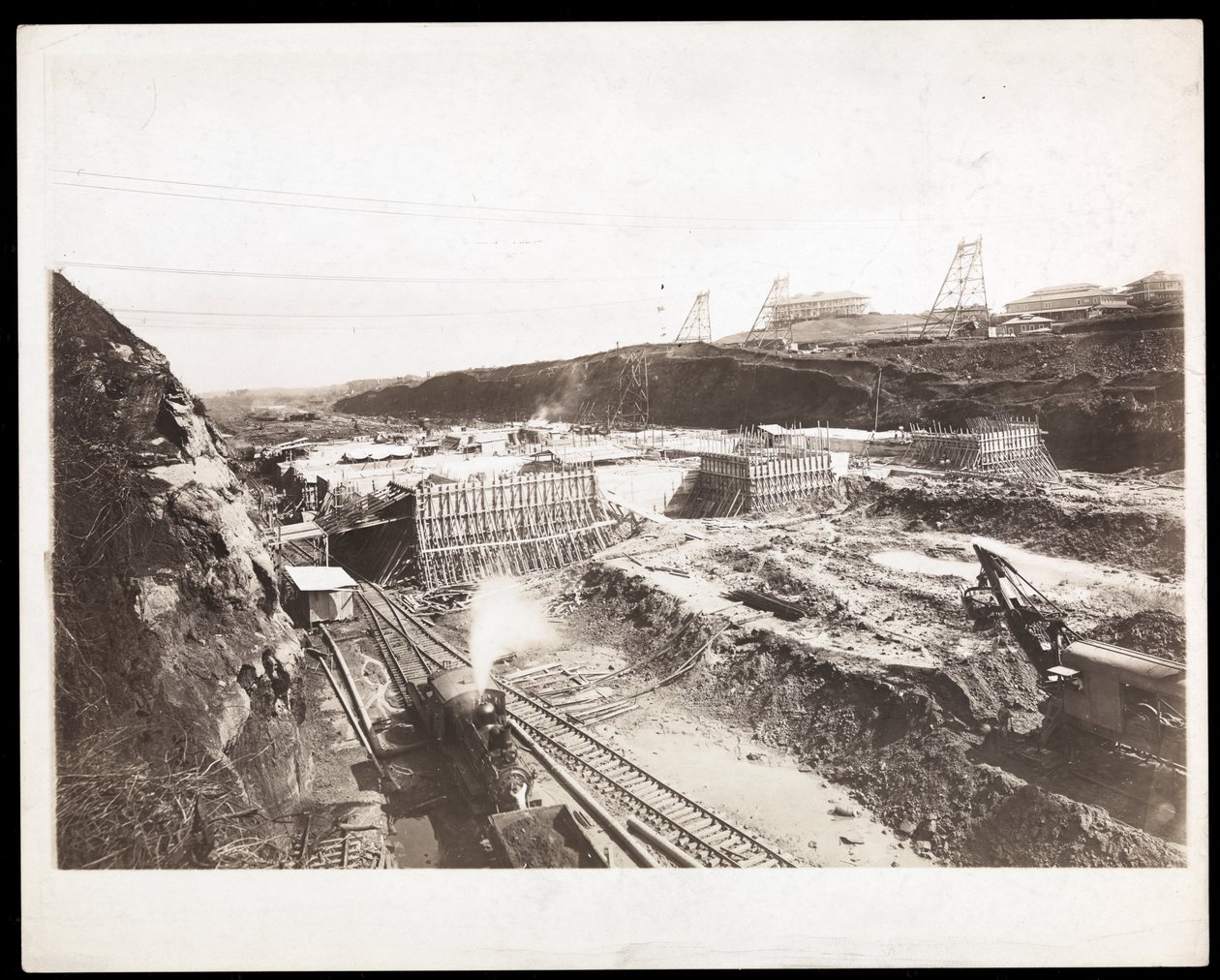 Näkymä Panaman kanavan rakentamisesta, näkyvissä betonimuotit, junat, kaivukoneet ja kaivaukset, 1912 tai 1913 (hopeagelatiiniprintti) tekijältä Byron Company
