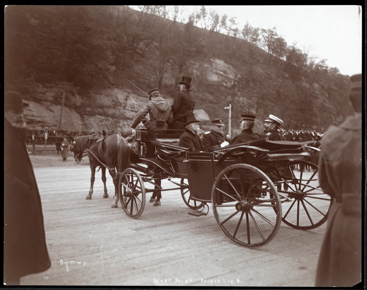 Näkymä sotilasmiehistä, mukaan lukien kontra-amiraali Robley Dunglison Evans, ja prinssi vaunuissa West Pointissa, 1905 (hopeagelatiiniprintti) tekijältä Byron Company