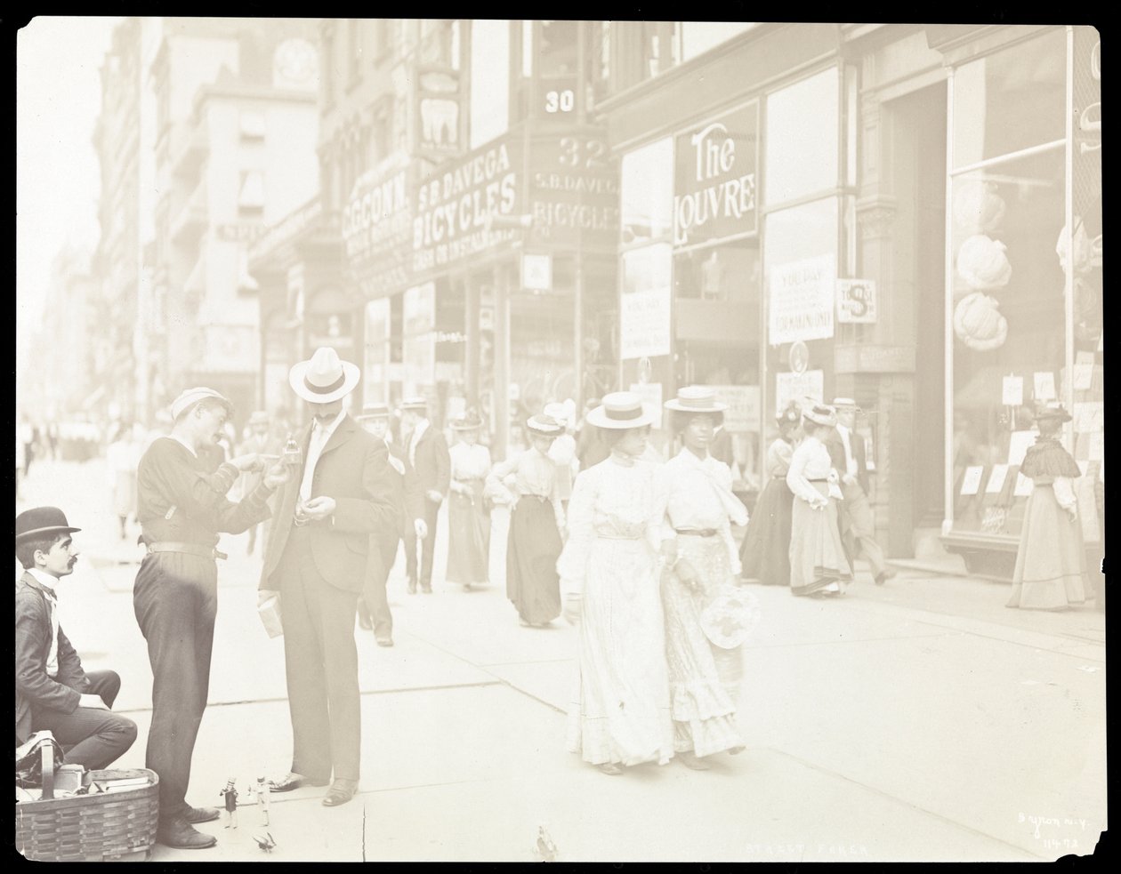 Näkymä kauppiaista, jotka myyvät leluja kadulla, New York, 1902 (hopeagelatiiniprintti) tekijältä Byron Company