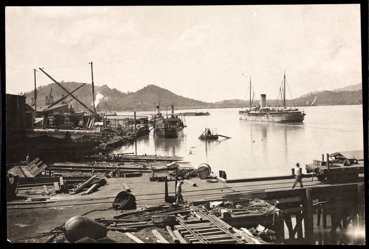 Näkymä laiturista ja laivasta satamassa Balboassa, Panamassa, Tyynenmeren sisäänkäynti kanavaan, 1912 tai 1913 (hopeagelatiiniprintti) tekijältä Byron Company