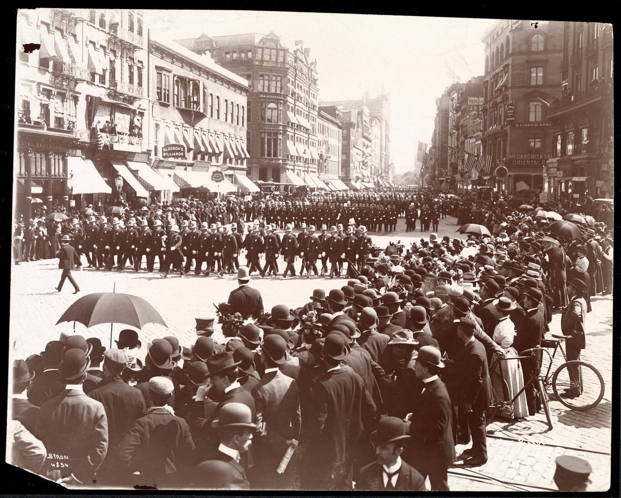 Näkymä poliisista marssimassa New Yorkin poliisiparaatissa, New York, 1898 (hopeagelatiiniprintti) tekijältä Byron Company
