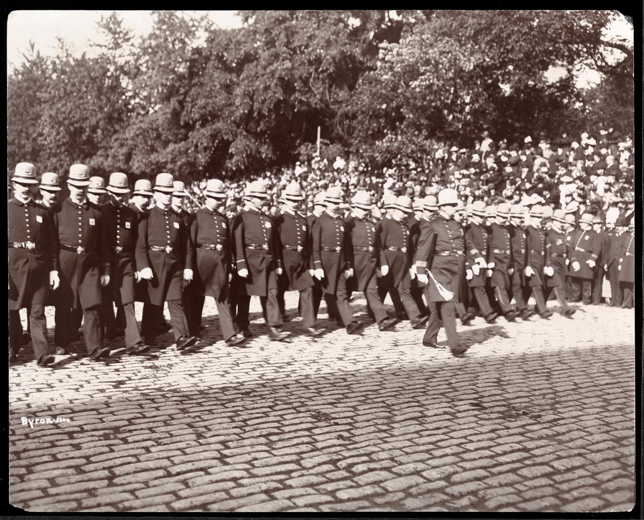 Näkymä poliisista marssimassa New Yorkin poliisiparaatissa, New York, 1898 (hopeagelatiiniprintti) tekijältä Byron Company