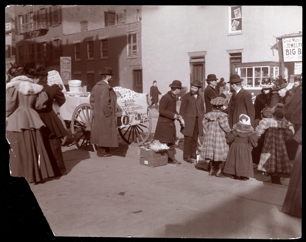 Näkymä katukauppiaista, jotka myyvät ranskalaisia sekoitettuja karkkeja ja muita tavaroita lähellä 6th Avenuea, New York, n. 1895 (hopeagelatiiniprintti) tekijältä Byron Company