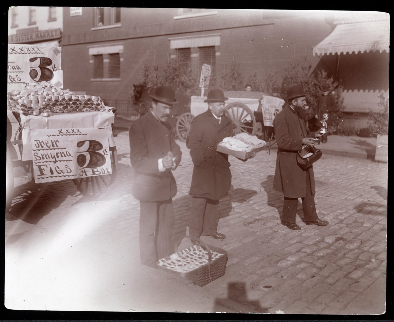 Näkymä katukauppiaista, jotka myyvät viikunoita ja muita tavaroita lähellä 6th Avenuea, New York, n. 1903 (hopeagelatiiniprintti) tekijältä Byron Company