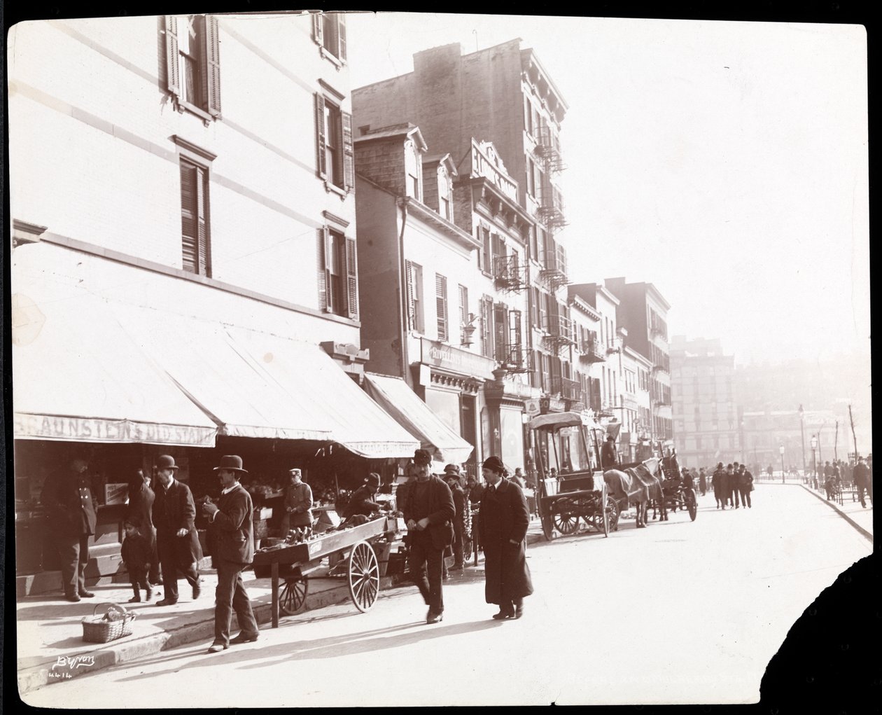 Näkymä katukauppiaista, jotka myyvät hedelmiä, New York, 1898 (hopeagelatiiniprintti) tekijältä Byron Company
