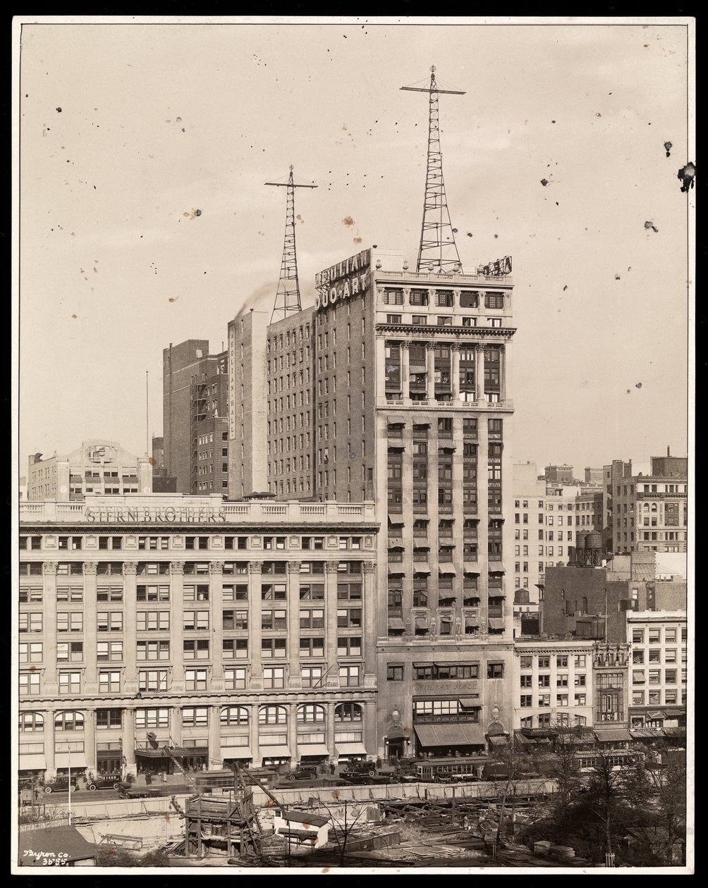 Näkymä Aeolian-rakennuksesta Bryant Parkin yli, 29 West 42nd Street, New York, 1924 (hopeagelatiiniprintti) tekijältä Byron Company