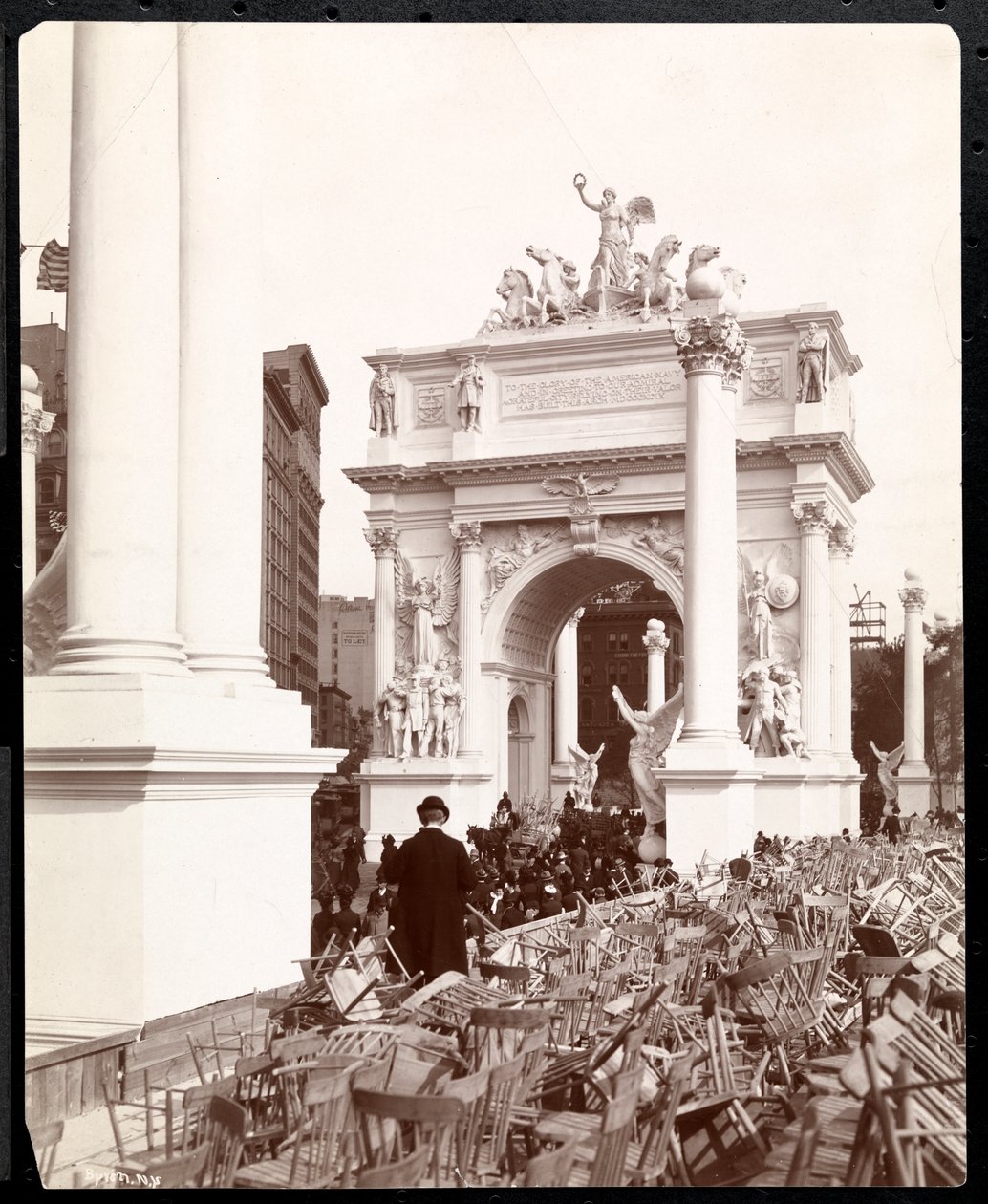 Näkymä Dewey Archille 5th Avenuella ja Madison Squarella Dewey Paraden jälkeen, New York, 1899 (hopeagelatiiniprintti) tekijältä Byron Company