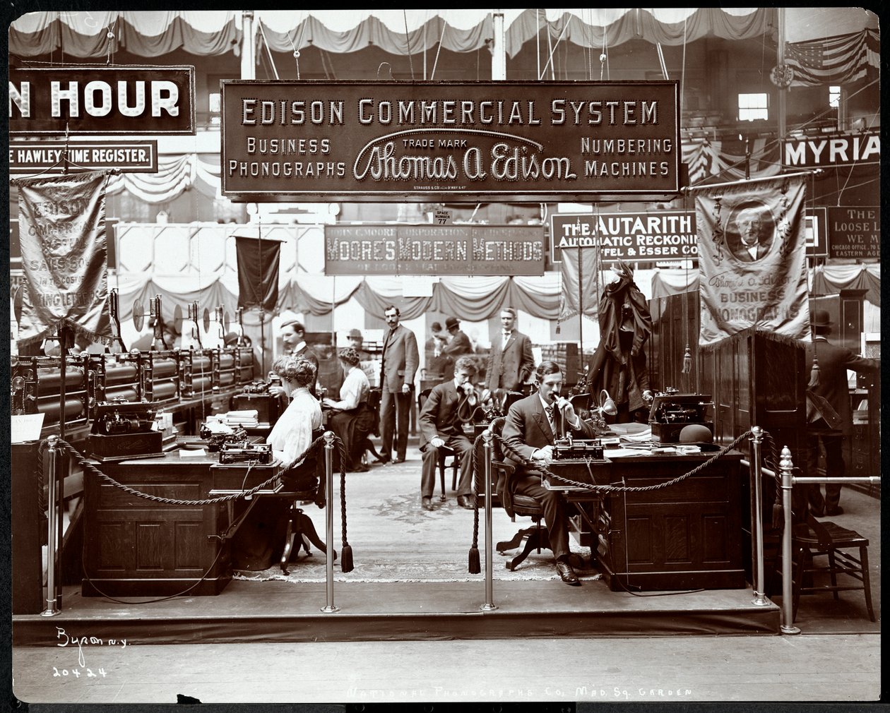 Näkymä Edison Co.:n toimistolaitteiden osastolle messuilla Madison Square Gardenissa, New Yorkissa, 1905 (hopeagelatiiniprintti) tekijältä Byron Company