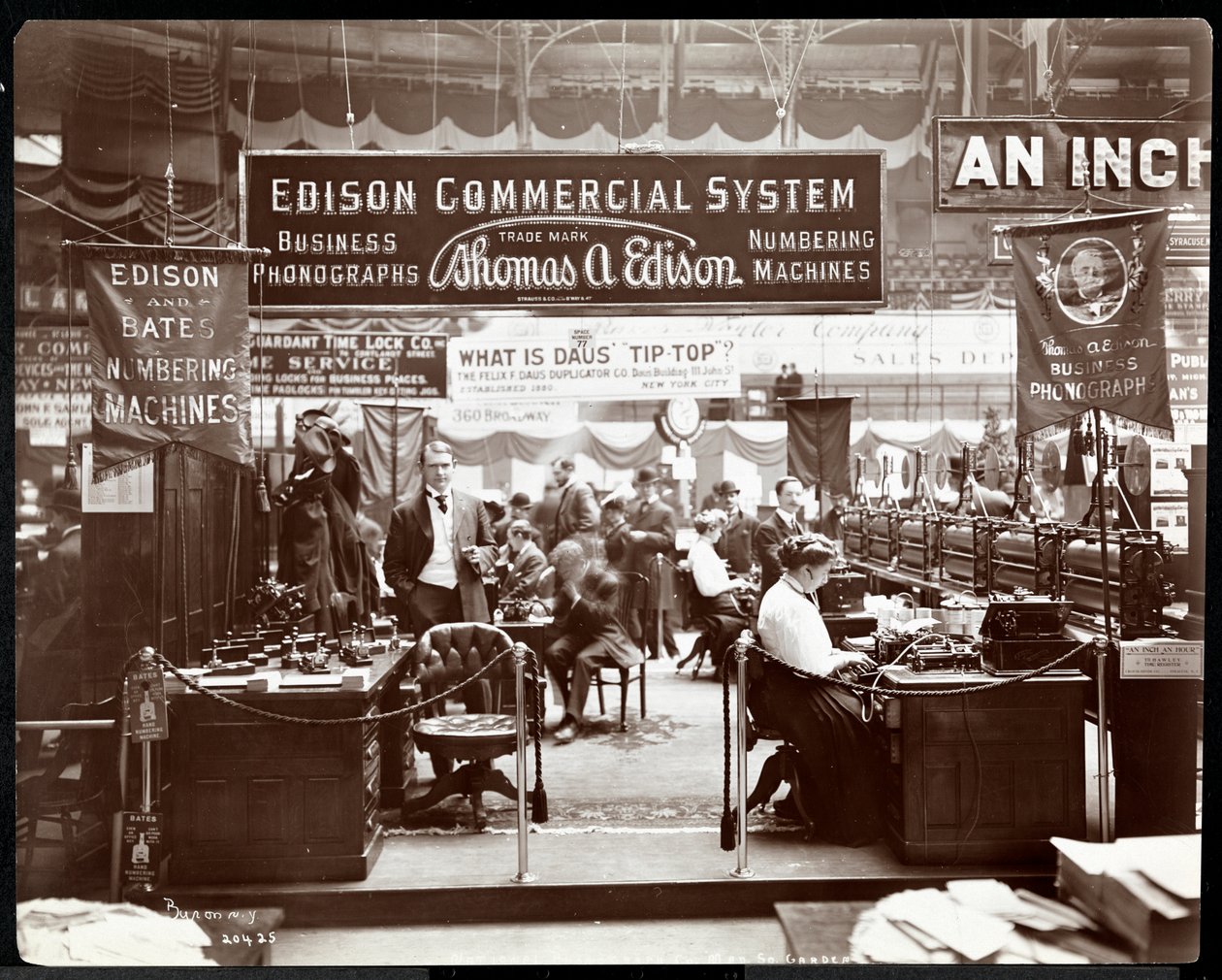 Näkymä Edison Co:n toimistolaitteiden osastolle Madison Square Gardenin messuilla New Yorkissa, 1906 (hopeagelatiinipaino). tekijältä Byron Company