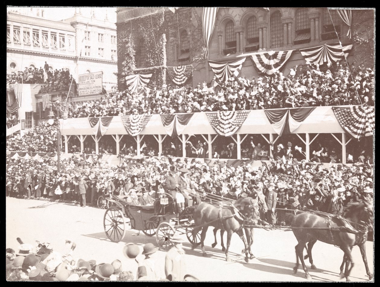 Näkymä väkijoukosta ja hevosvaunuista Dewey Paradessa Fifth Avenuella, New Yorkissa, 1899 (hopeagelatiiniprintti) tekijältä Byron Company