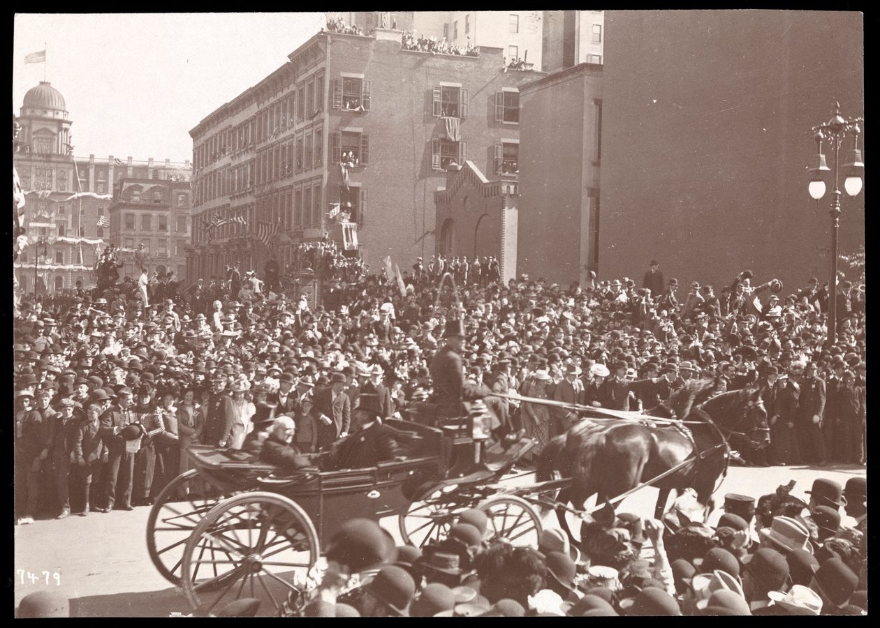 Näkymä väkijoukosta ja hevosvaunuista Dewey Parade -paraatissa Fifth Avenuella, New York, 1899 (hopeagelatiinivedos). tekijältä Byron Company