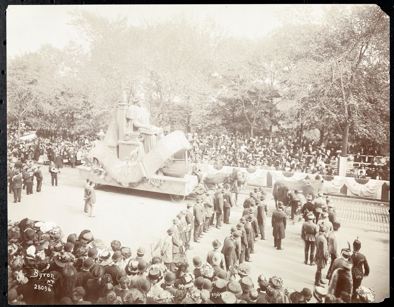 Näkymä väkijoukosta ja hevosen vetämästä kelluvasta paraatista Hudson Fulton Celebration -tapahtumassa New Yorkissa syyskuussa 1909 (hopeagelatiiniprintti) tekijältä Byron Company