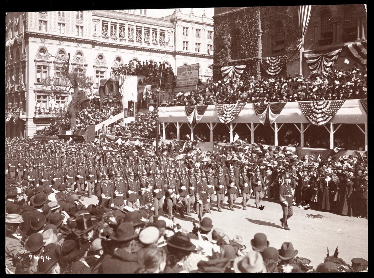 Näkymä väkijoukosta ja marssivasta sotilasjoukosta Dewey Paradessa Fifth Avenuella, New Yorkissa, 1899 (hopeagelatiiniprintti) tekijältä Byron Company