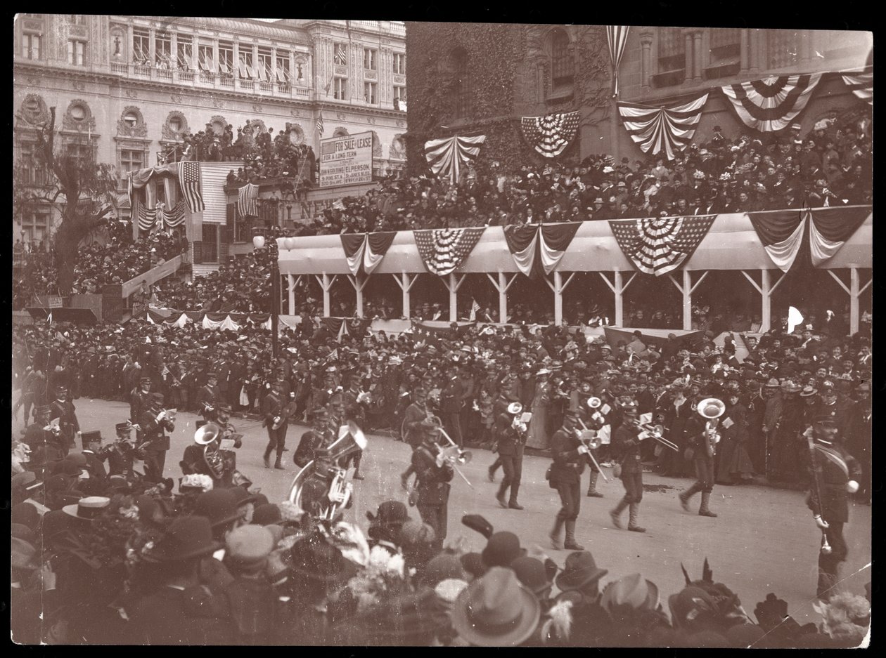 Näkymä väkijoukosta ja marssivasta sotilasryhmästä Dewey Parade -paraatissa Fifth Avenuella, New York, 1899 (hopeagelatiinipainatus) tekijältä Byron Company