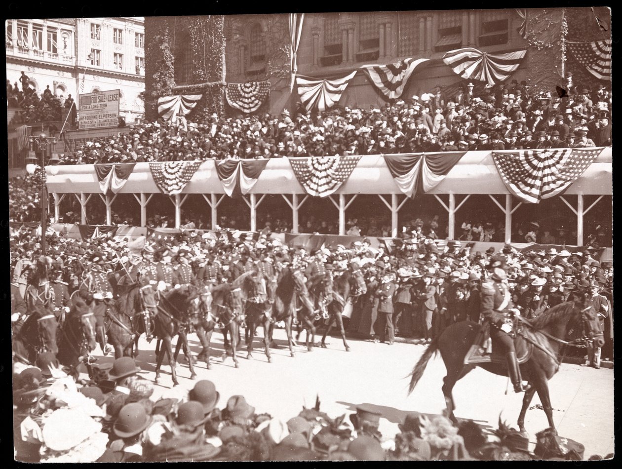 Näkymä väkijoukosta ja ratsastettu sotilasryhmä Dewey Paradessa Fifth Avenuella, New Yorkissa, 1899 (hopeagelatiiniprintti) tekijältä Byron Company