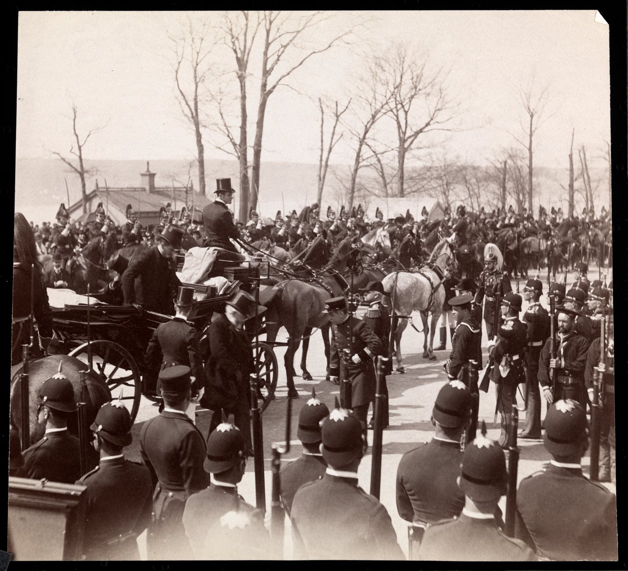 Näkymä väkijoukosta ja sotilasmiehistä, jotka ympäröivät vaunua presidentti Harrisonin kanssa Grantin haudalla, New Yorkissa, 1898 (hopeagelatiiniprintti) tekijältä Byron Company
