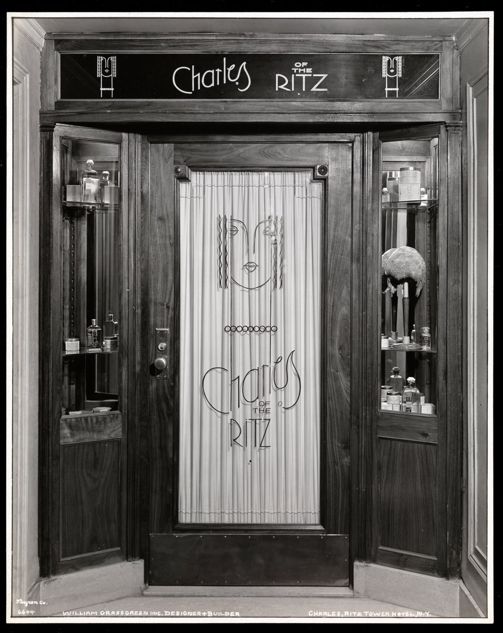 Näkymä Ritz-kauneussalonki Charlesin sisäänkäynnistä Ritz Tower -hotellissa, Park Avenuella ja 57th Streetillä, New Yorkissa, 1932 (hopeagelatiiniprintti) tekijältä Byron Company