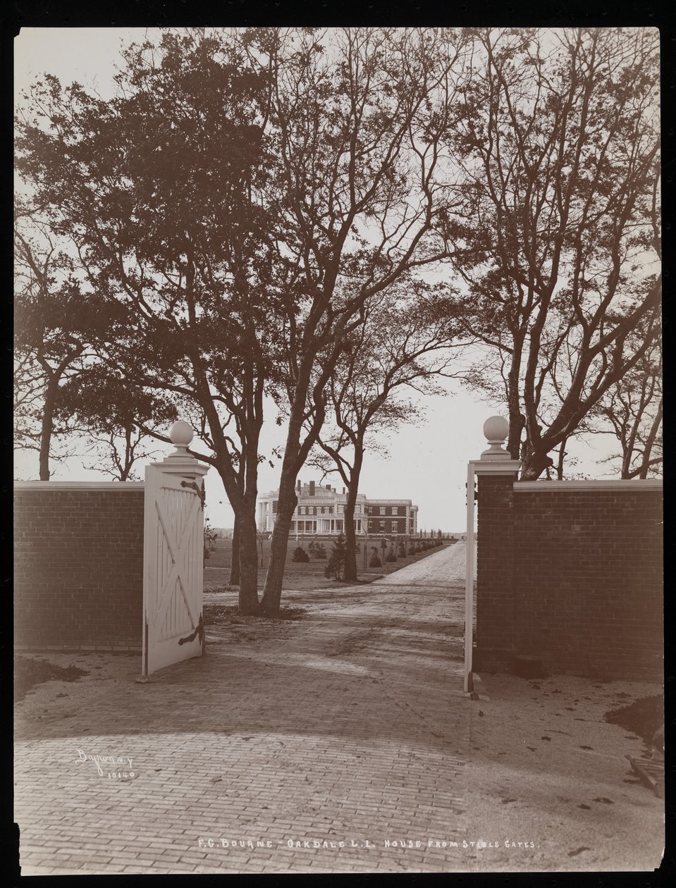 Näkymä päärakennukselle tallin porteilta, F.G. Bournen kartano Oakdalessa, Long Islandissa, New Yorkissa, 1900 (hopeagelatiiniprintti) tekijältä Byron Company
