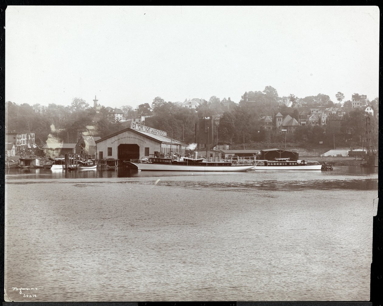 Näkymä New York Yachtin, Launch und Engine Co.:n laiturille ja laiturille Harlem-joella, New York, 1905 (hopeagelatiiniprintti) tekijältä Byron Company