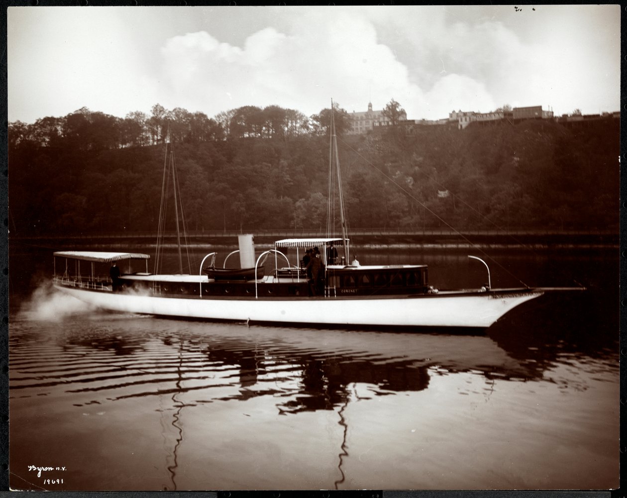 Näkymä jahdista Coronet of the New York Yacht, Launch und Engine Co. Harlem-joella, New York, 1905 (hopeagelatiiniprintti) tekijältä Byron Company
