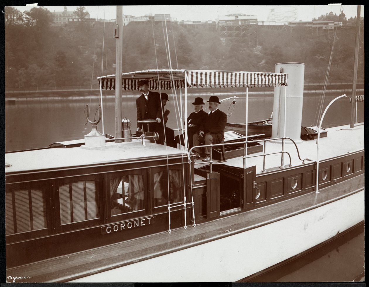Näkymä jahdista Coronet of the New York Yacht, Launch und Engine Co. Harlem-joella, New York, 1905 (hopeagelatiiniprintti) tekijältä Byron Company