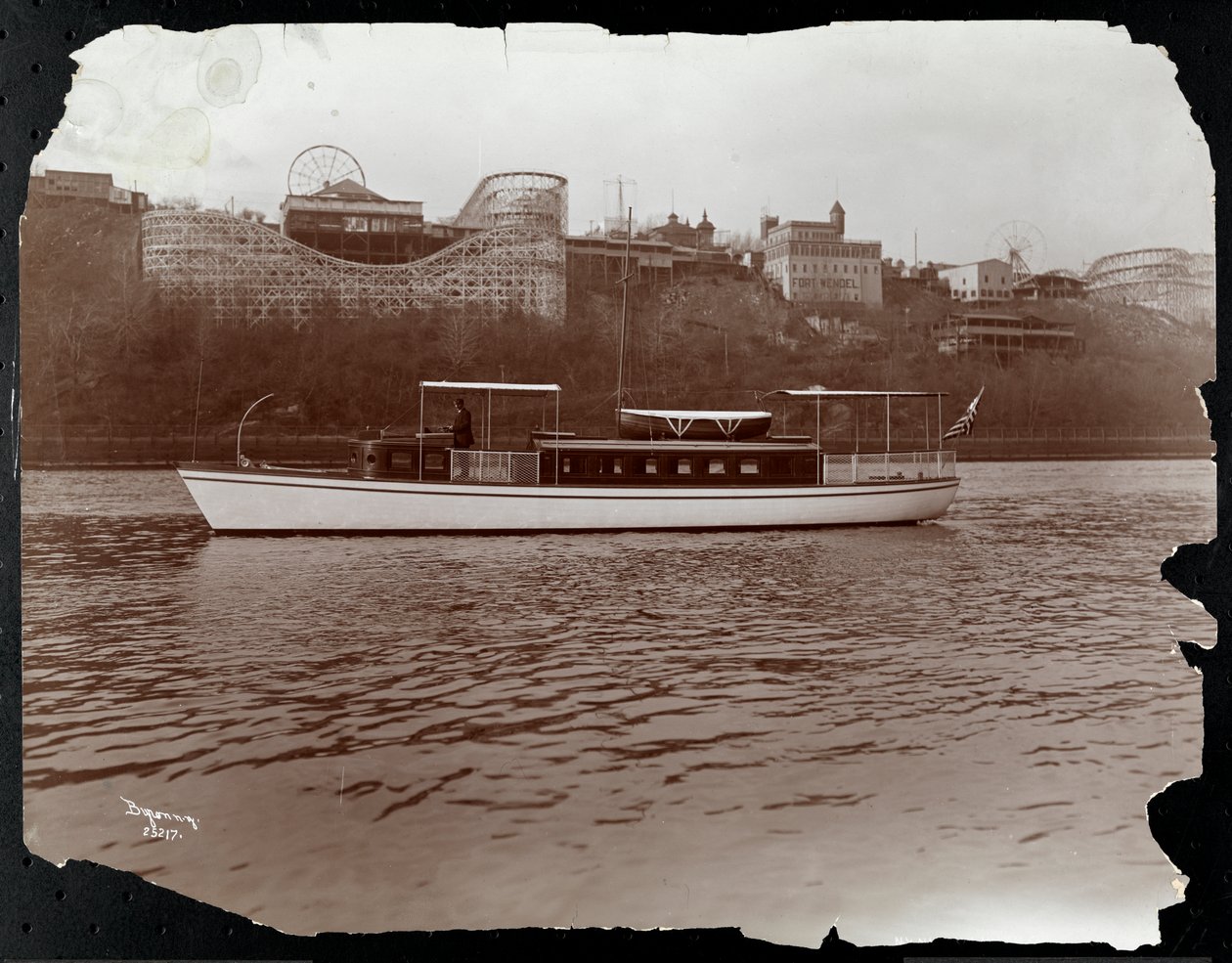 Näkymä jahdista Mousquetaire of the New York Yacht, Launch und Engine Co. Harlem-joella, New York, 1905 (hopeagelatiiniprintti) tekijältä Byron Company