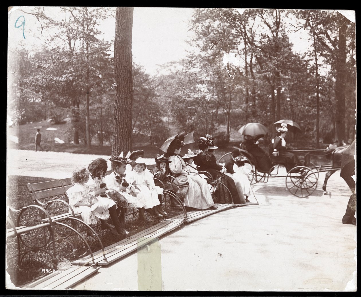 Näkymä naisista ja lapsista, jotka istuvat penkeillä Central Parkissa, New Yorkissa, 1898 (hopeagelatiiniprintti) tekijältä Byron Company