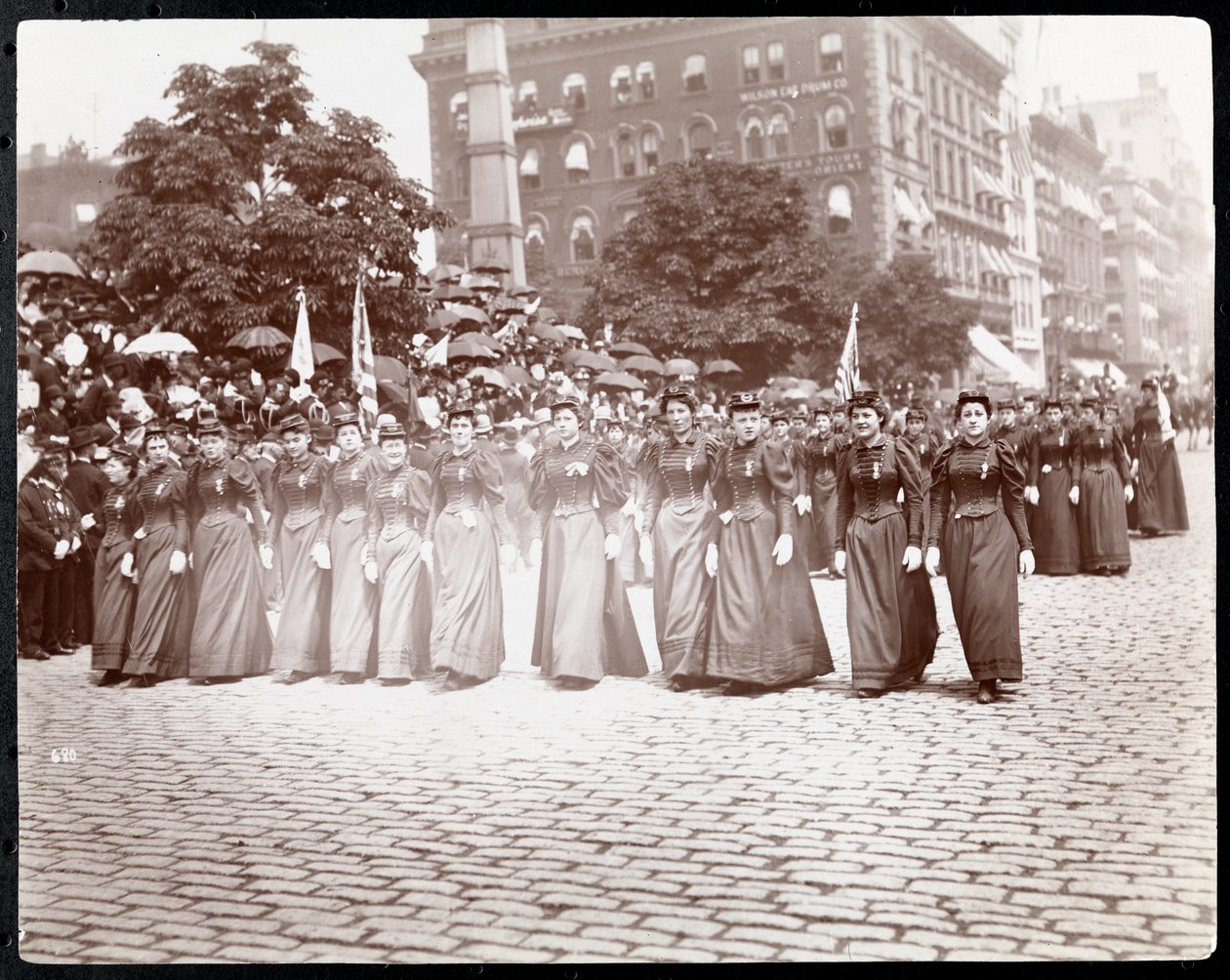 Näkymä naisista, jotka marssivat Tasavallan suuren armeijan tyttärien paraatissa, New York, toukokuu 1895 (hopeagelatiiniprintti) tekijältä Byron Company