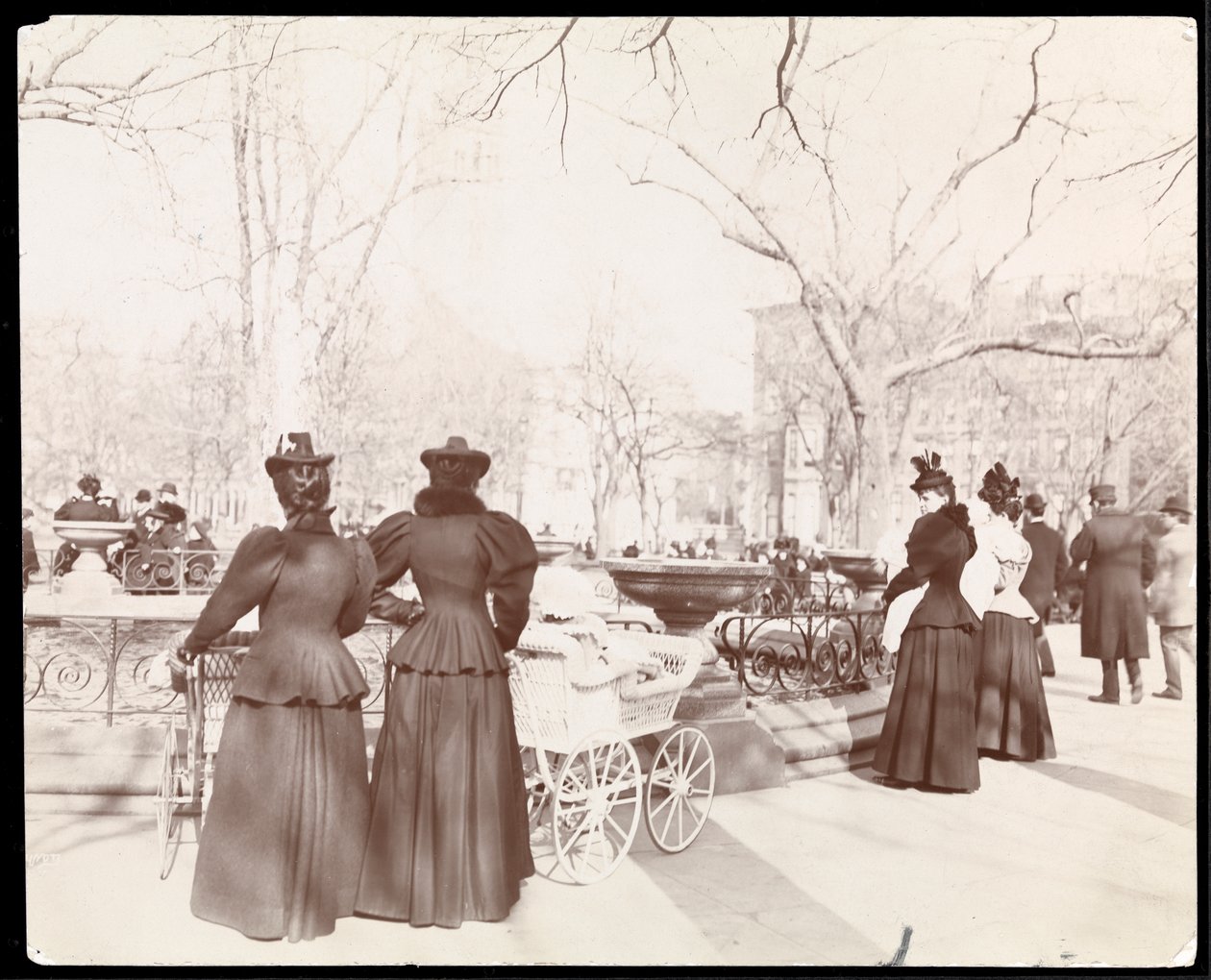 Näkymä naisista lastenvaunujen kanssa suihkulähteellä Madison Square Parkissa, New Yorkissa, n. 1905 (hopeagelatiiniprintti) tekijältä Byron Company