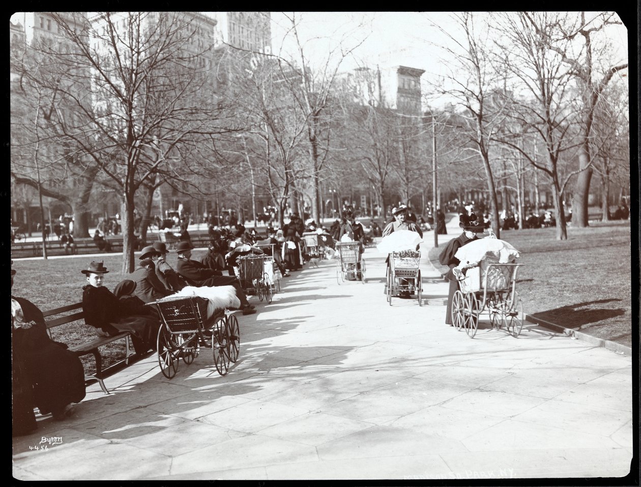 Näkymä naisista lastenvaunujen kanssa Madison Square Parkissa, New Yorkissa, 1901 (hopeagelatiiniprintti) tekijältä Byron Company