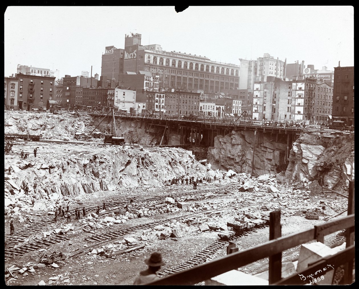 Näkymä työntekijöistä Pennsylvanian aseman valtavassa kaivauksessa, New Yorkissa, 1906 (hopeagelatiiniprintti) tekijältä Byron Company