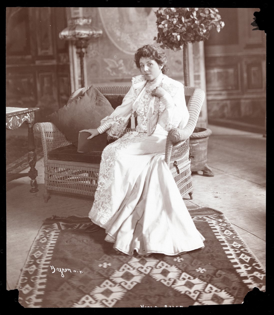 Viola Allen, n. 1903 (hopeagelatiiniprintti) tekijältä Byron Company