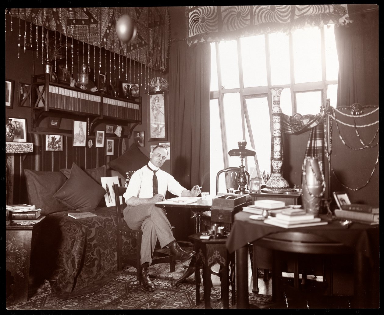 Will R. Barnes piirtää studiossaan, n. 1900 (hopeagelatiiniprintti) tekijältä Byron Company