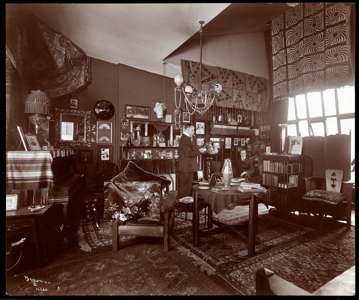 Will R. Barnes studiossaan, 1903 (hopeagelatiiniprintti) tekijältä Byron Company