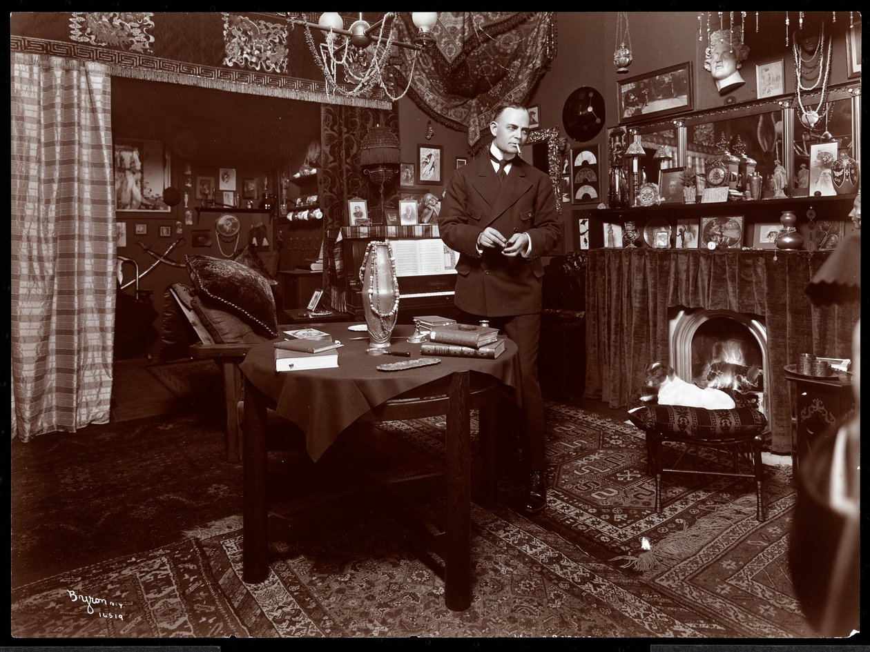 Will R. Barnes seisomassa pöydän ääressä studiossaan, 1903 (hopeagelatiiniprintti) tekijältä Byron Company