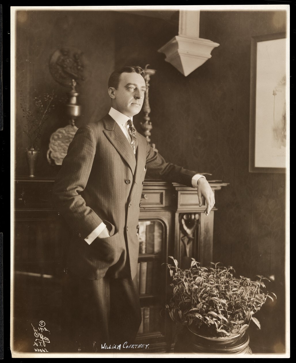 William Courtney, n. 1914 (hopeagelatiiniprintti) tekijältä Byron Company