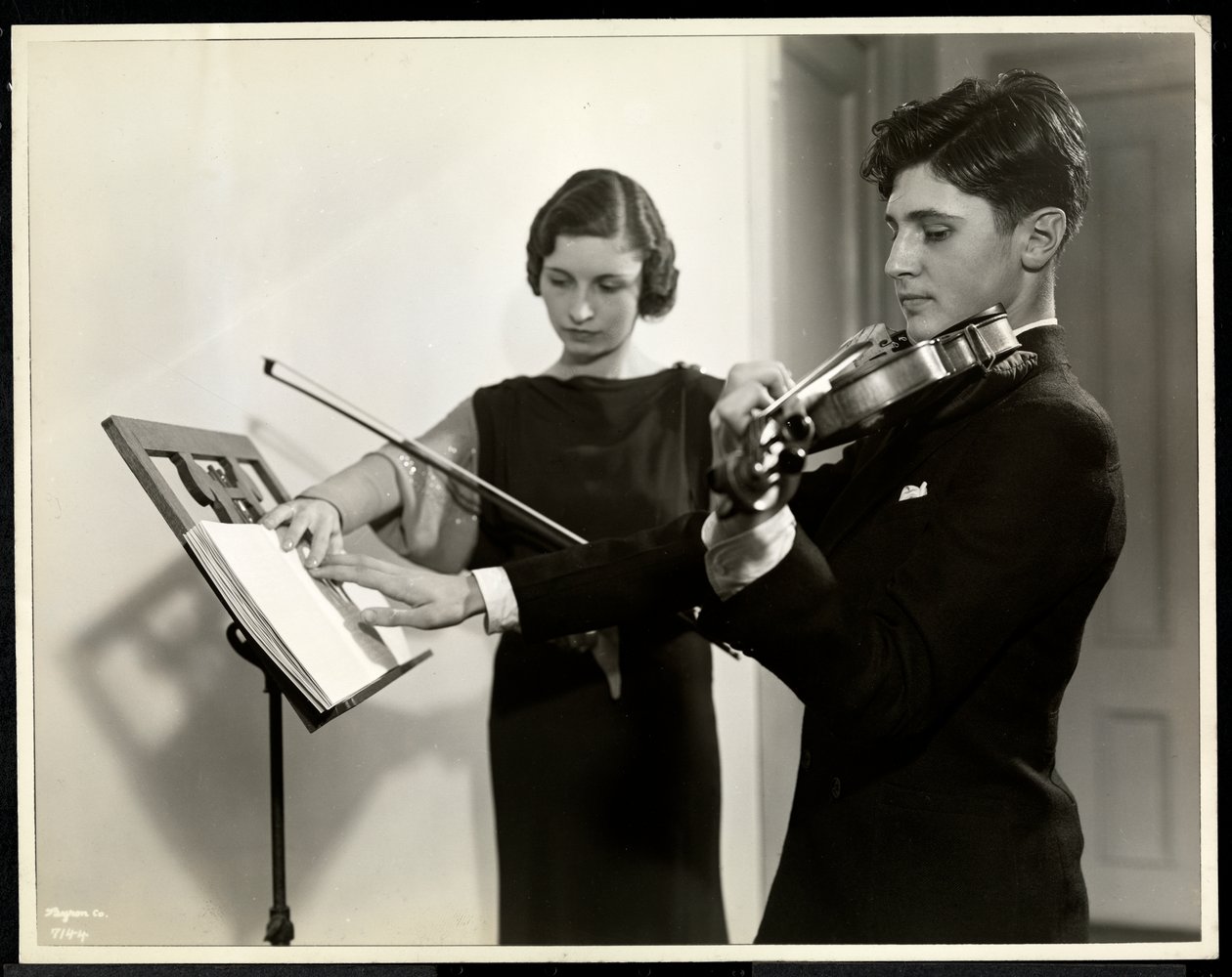 Nainen opettaa sokeaa nuorta miestä soittamaan viulua New York Association for the Blindissa, 111 East 59th Street, New York, 1936 (hopeagelatiiniprintti) tekijältä Byron Company