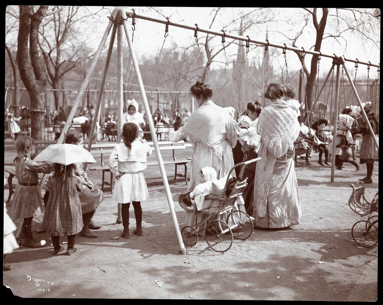 Naiset ja lapset keinuissa Arbor Dayna, Tompkins Square Park, New York, 1904 (hopeagelatiiniprintti) tekijältä Byron Company