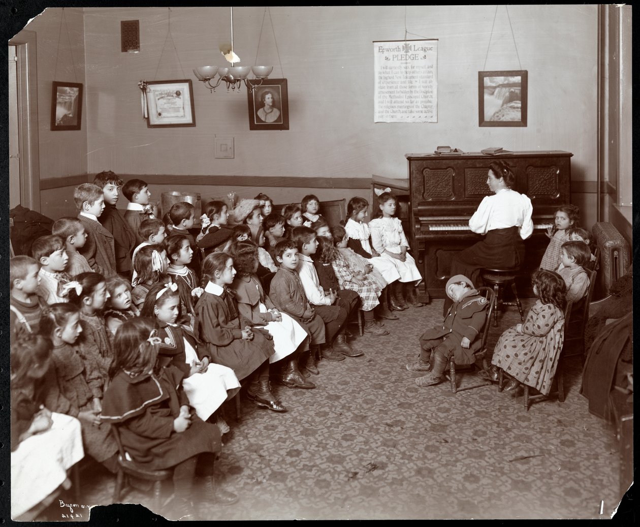 Naiset ja lapset kukkahuoneessa National Fruit und Flower Guildissa, 247 Spring Street, New York, 1906 (hopeagelatiiniprintti) tekijältä Byron Company