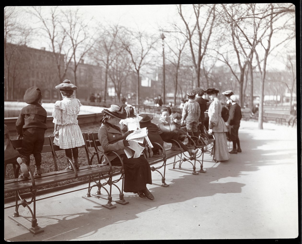 Naiset ja lapset puiston penkeillä Union Squarella, New Yorkissa, 1903 (hopeagelatiiniprintti) tekijältä Byron Company