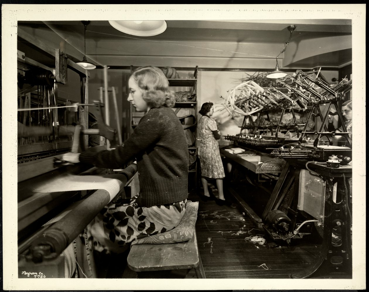 Naiset kutomalattialla New York Association for the Blindissa, 111 East 59th Street, New York, 1939 (hopeagelatiiniprintti) tekijältä Byron Company