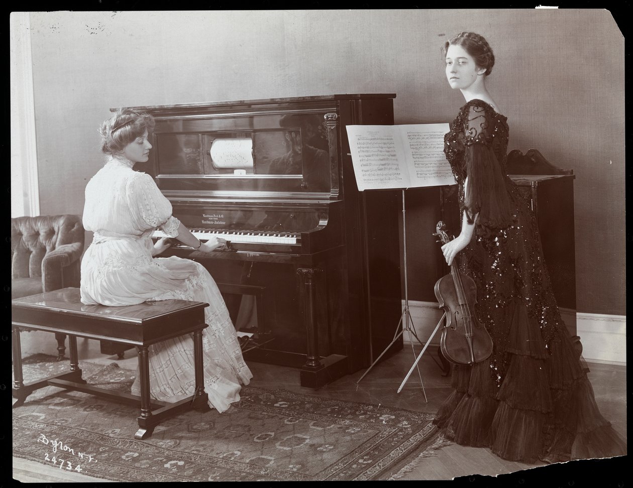 Naiset soittamassa pianoa ja viulua, New York, 1907 (hopeagelatiiniprintti) tekijältä Byron Company