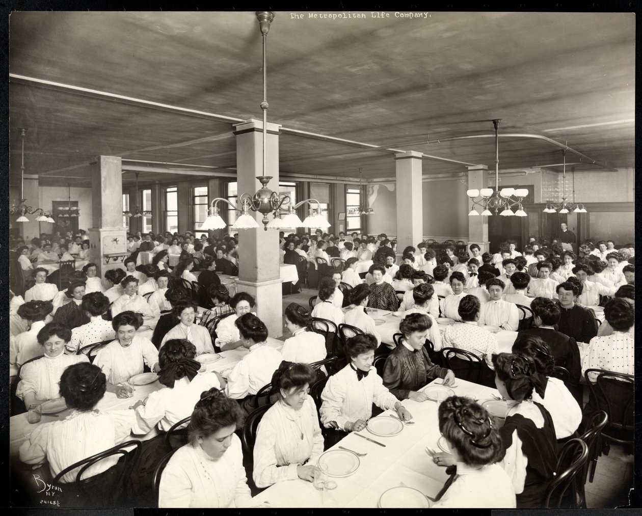 Naiset istuvat ateriaa varten Metropolitan Life Insurance Co.:n ruokasalissa osoitteessa 23rd Street ja Madison Avenue, New York, 1907 (hopeagelatiiniprintti) tekijältä Byron Company