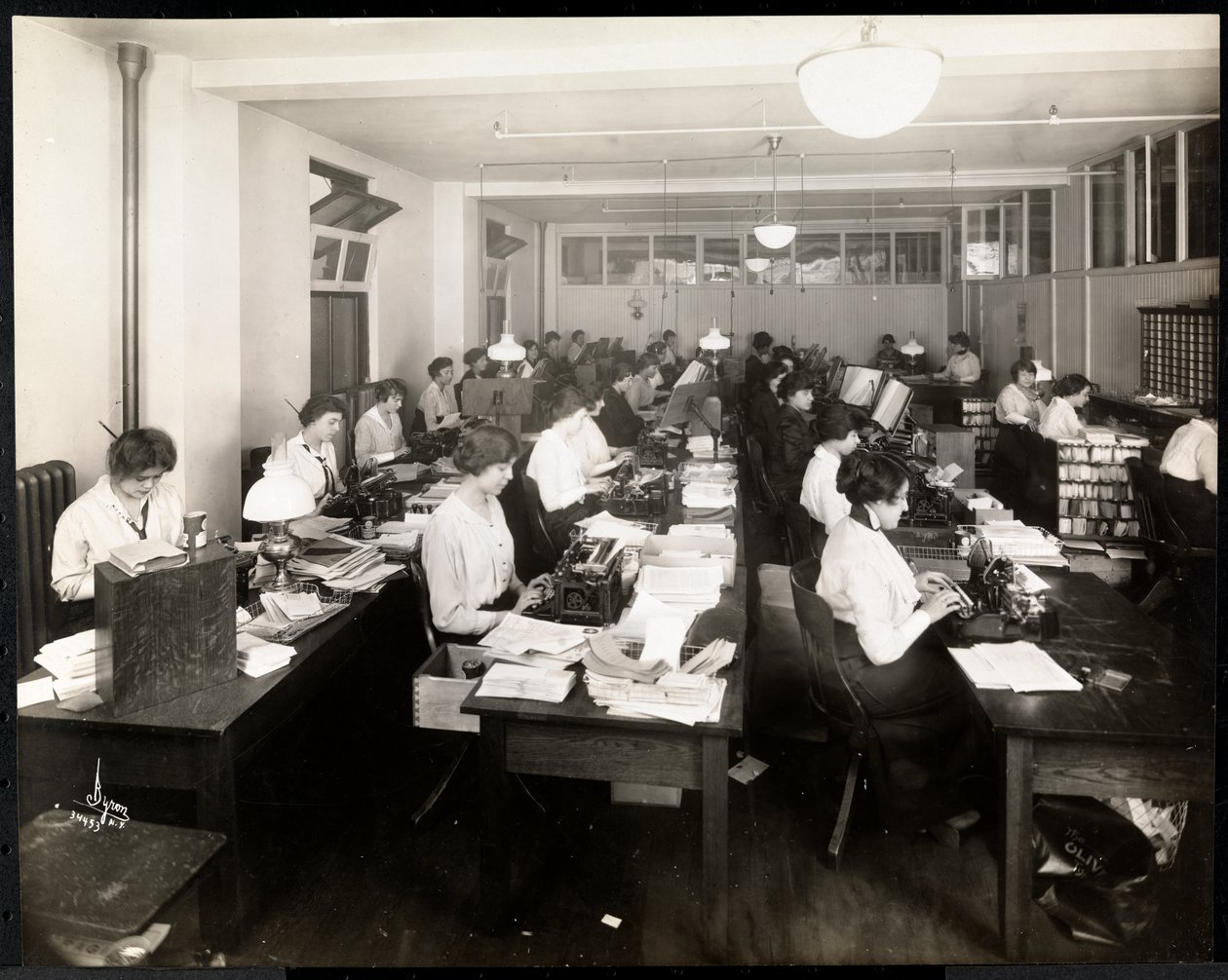 Naiset kirjoittavat Mantle Co. of America:n toimistossa New Yorkissa, 1915 tai 1916 hopeagelatiiniprintti) tekijältä Byron Company