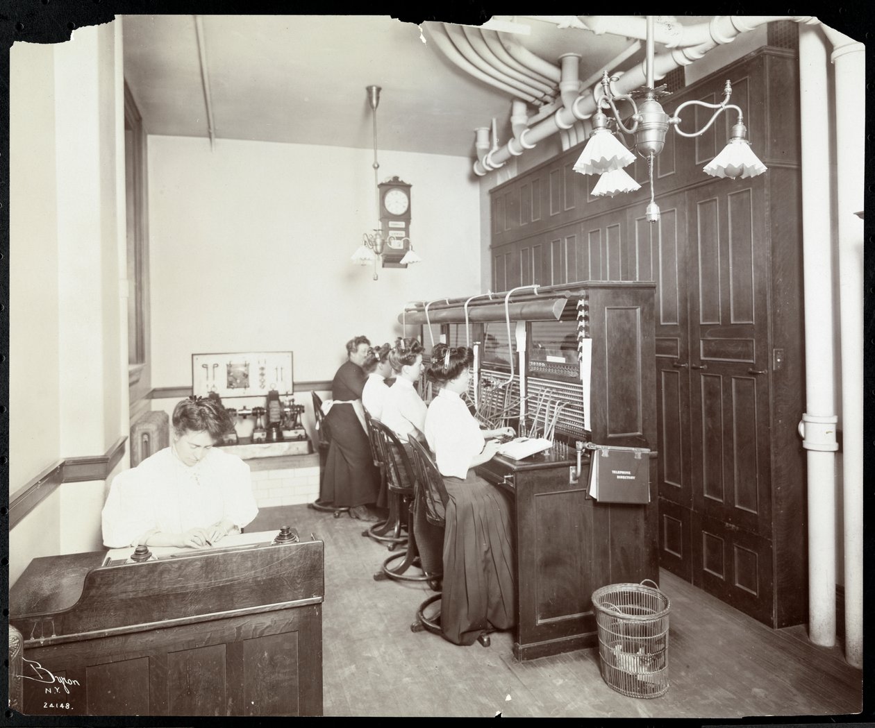 Naiset työskentelevät vaihteessa Metropolitan Life Insurance Co.:ssa osoitteessa 23rd Street ja Madison Avenue, New York, 1907 (hopeagelatiiniprintti) tekijältä Byron Company