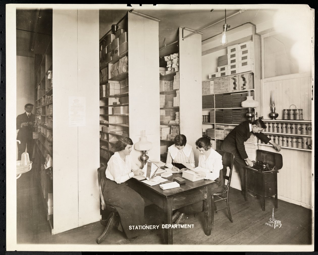Naisia työskentelemässä Mantle Lamp Co. of America -yhtiön paperitarvikeosastolla, New York, 1915-16 (hopeagelatiinipaperi). tekijältä Byron Company