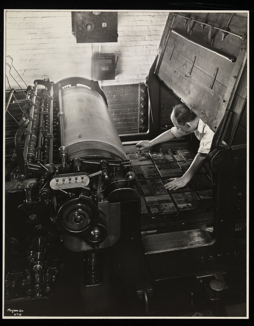 Työskentely Meihle-puristimessa osoitteessa Unz und Co., 24 Beaver Street, New York, 1932 (hopeagelatiiniprintti) tekijältä Byron Company